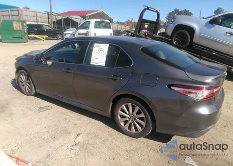 2018 Toyota Camry Le z USA, uszkodzony, nr VIN 4T1B11HK3JU052925